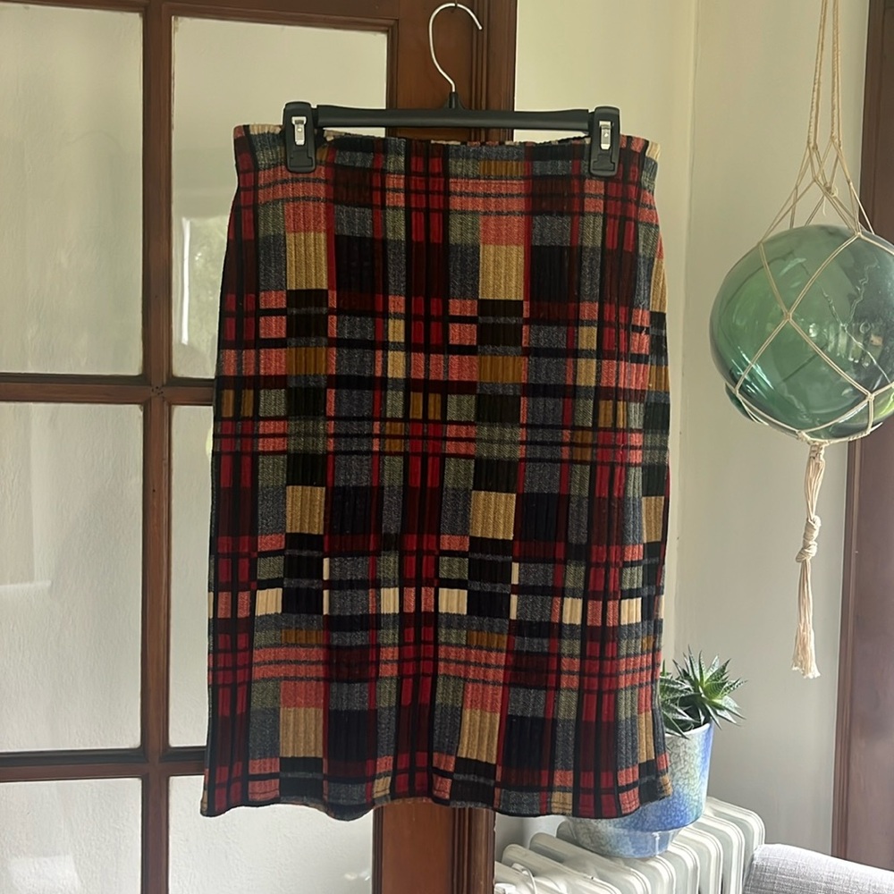 Super cute stretchy midi skirt